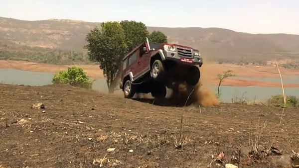 Force Gurkha Off Roading Capability: गहरे पानी को आसानी से पार कर गई फोर्स गोरखा, देखें वीडियो