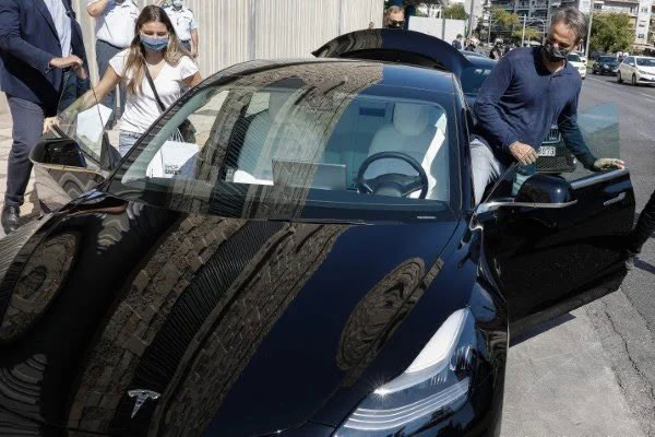 Greek PM's Tesla Model 3: ग्रीस के प्रधान मंत्री टेस्ला मॉडल 3 में बैठते आए नजर
