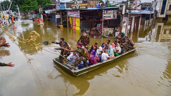 हैदराबाद में बाढ़ ने मचाई तबाही, नाव की तरह तैरी गाड़ियां