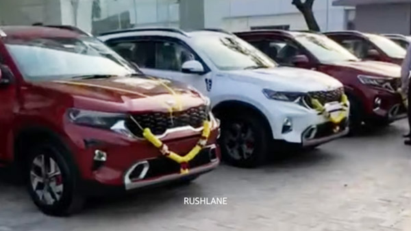 Kia Sonet Delivery: डीलर ने एक साथ डिलीवर की 25 किया साॅनेट कारें, हो रही है बंपर बिक्री