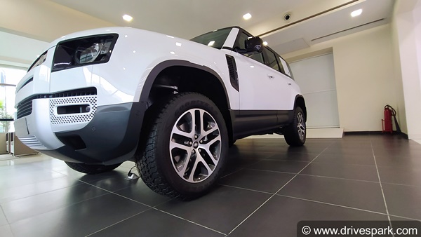 New Land Rover Defender Review In Hindi: नई लैंड रोवर डिफेंडर रिव्यू: डिजाईन, फीचर्स, इंजन, वैरिएंट, ऑफरोड, सीट जानकारी