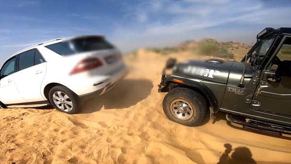 Mercedes Benz Rescued By Mahindra Thar: महिंद्रा थार ने रेत में फंसी मर्सिडीज को निकाला, देखें वीडियो