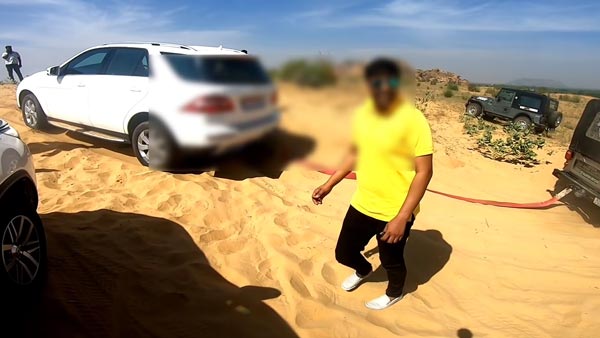 Mercedes Benz Rescued By Mahindra Thar: महिंद्रा थार ने रेत में फंसी मर्सिडीज को निकाला, देखें वीडियो