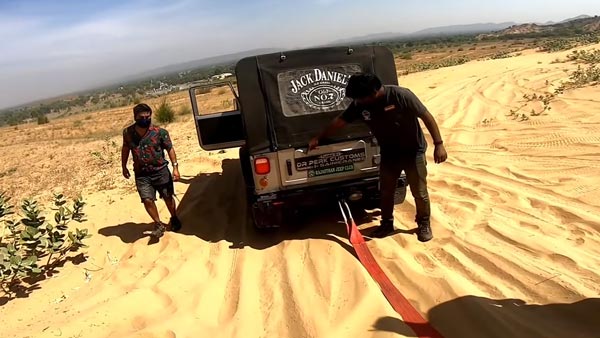 Mercedes Benz Rescued By Mahindra Thar: महिंद्रा थार ने रेत में फंसी मर्सिडीज को निकाला, देखें वीडियो