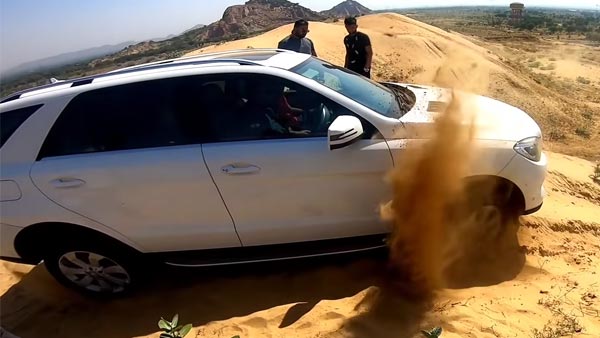 Mercedes Benz Rescued By Mahindra Thar: महिंद्रा थार ने रेत में फंसी मर्सिडीज को निकाला, देखें वीडियो