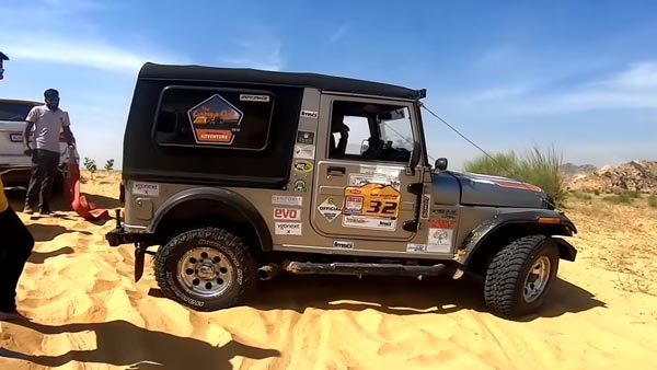Mercedes Benz Rescued By Mahindra Thar: महिंद्रा थार ने रेत में फंसी मर्सिडीज को निकाला, देखें वीडियो