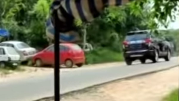 Thief Running With Toyota Innova Crysta Caught: चोरी कर ले भागा टोयोटा इनोवा, पुलिस ने दबोचा