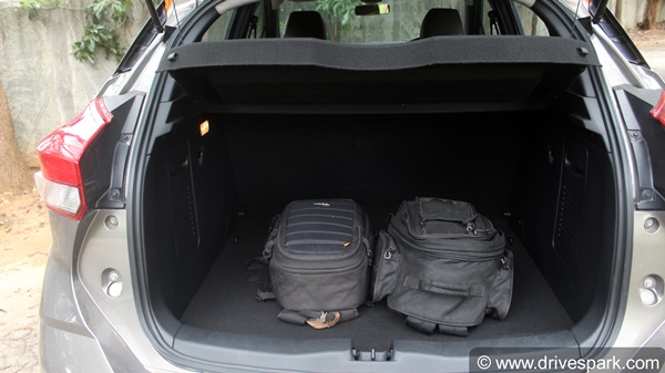 2020 Nissan Kicks Turbo-Petrol Review In Hindi: 2020 निसान किक्स टर्बो पेट्रोल रिव्यू: ड्राइविंग, परफोर्मेंस, फीचर्स जानकारी