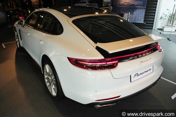 Porsche Panamera 4 10-Year Edition Review: पोर्शे पनामेरा 4 10 ईयर एडिशन रिव्यू: डिजाईन, फीचर्स, अपडेट, इंजन जानकारी