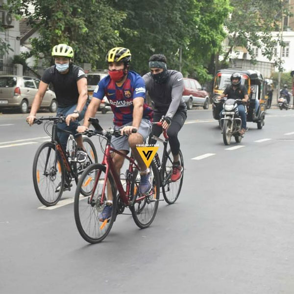 Ranbir Kapoor Cycling On Mumbai Roads: रणबीर कपूर मुंबई की सड़कों पर साइकिल चलाते आए नजर