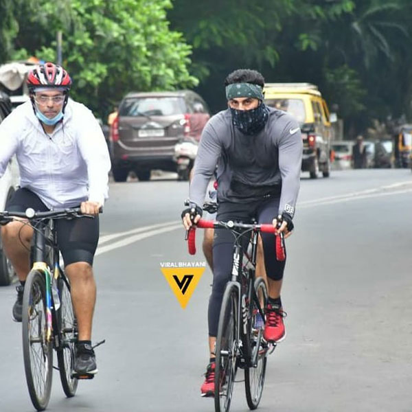 Ranbir Kapoor Cycling On Mumbai Roads: रणबीर कपूर मुंबई की सड़कों पर साइकिल चलाते आए नजर