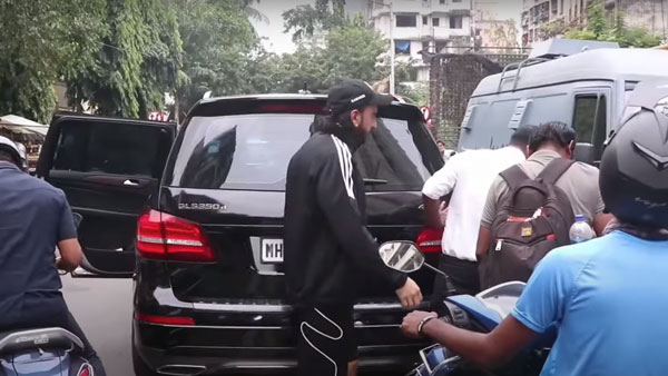 Ranveer Singh’s Mercedes Hit By Bike: रणवीर की कार को बाइक ने मारी टक्कर, देखें कैसे किया रिएक्ट