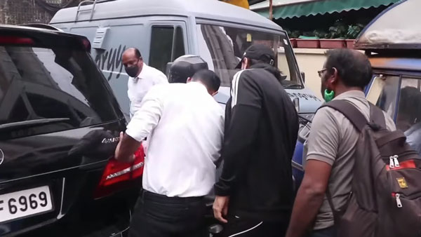 Ranveer Singh’s Mercedes Hit By Bike: रणवीर की कार को बाइक ने मारी टक्कर, देखें कैसे किया रिएक्ट
