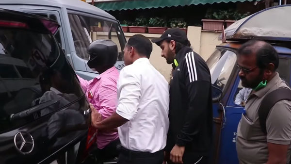 Ranveer Singh’s Mercedes Hit By Bike: रणवीर की कार को बाइक ने मारी टक्कर, देखें कैसे किया रिएक्ट