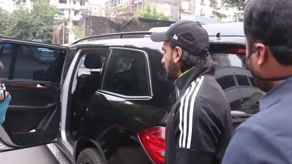 Ranveer Singh’s Mercedes Hit By Bike: रणवीर की कार को बाइक ने मारी टक्कर, देखें कैसे किया रिएक्ट