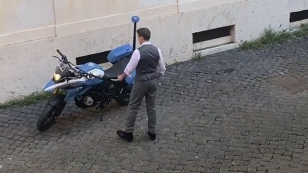 Tom Cruise Rides BMW G 310 GS: भारत में निर्मित बीएमडब्ल्यू जी 310 जीएस चलते दिखे टॉम क्रूज