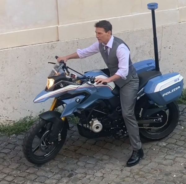 Tom Cruise Rides BMW G 310 GS: भारत में निर्मित बीएमडब्ल्यू जी 310 जीएस चलते दिखे टॉम क्रूज