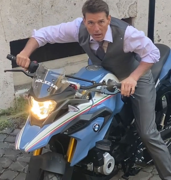 Tom Cruise Rides BMW G 310 GS: भारत में निर्मित बीएमडब्ल्यू जी 310 जीएस चलते दिखे टॉम क्रूज