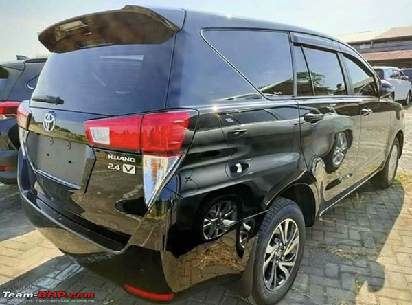 Toyota Innova Crysta Facelift Spied: टोयोटा इनोवा क्रिस्टा फेसलिफ्ट आई नजर, जानें क्या है नया