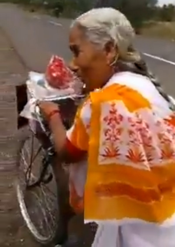 वैष्णो देवी के लिए साइकिल से निकली 68 वर्षीय महिला, करेंगी 2200 किमी का सफर