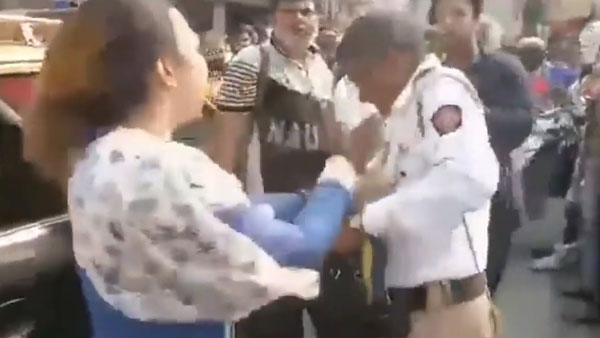 Woman Slapped Traffic Police: ट्रैफिक पुलिस ने महिला को कहा अपशब्द, महिला ने जड़े थप्पड़