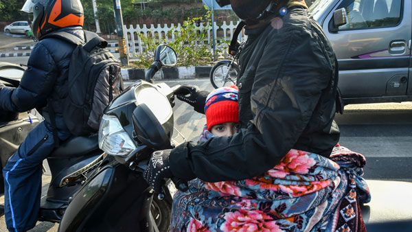 बेंगलुरु में बच्चों के हेलमेट की मांग अचानक बढ़ी, जानें क्या है वजह