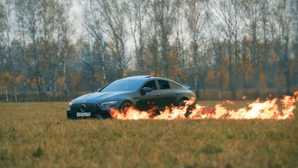 Youtuber Burns His Mercedes-AMG: यूट्यूबर ने अपनी मर्सिडीज-एएमजी में लगाई आग, जानें क्यों