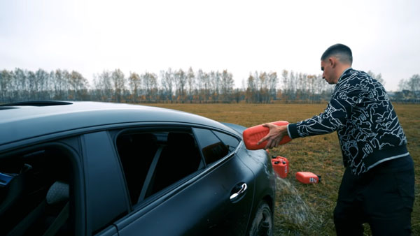Youtuber Burns His Mercedes-AMG: यूट्यूबर ने अपनी मर्सिडीज-एएमजी में लगाई आग, जानें क्यों