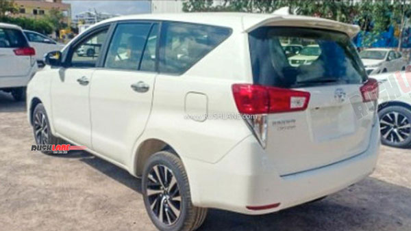 Toyota Innova Crysta Facelift Spied: टोयोटा इनोवा क्रिस्टा फेसलिफ्ट डीलरशिप पर आई नजर, लॉन्च जल्द