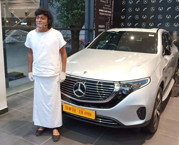 गोल्डेन रोल्स रॉयस टैक्सी के मालिक बने पहली मर्सिडीज-बेंज ईक्यूसी के खरीददार, देखें तस्वीरें
