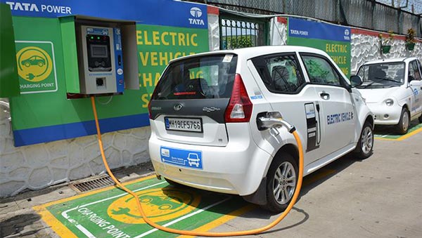 EV Station In Each Petrol Pump: अब हर पेट्रोल पंप पर होगा एक चार्जिंग स्टेशन, जल्द शुरू होगी योजना