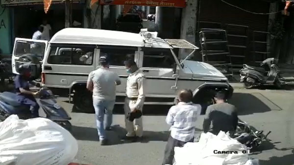 पुलिसकर्मी ने खोला कार का दरवाजा तो बाइकर टकराया, पुलिसकर्मी ने बाइक सवार को पीटा
