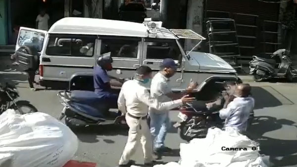 पुलिसकर्मी ने खोला कार का दरवाजा तो बाइकर टकराया, पुलिसकर्मी ने बाइक सवार को पीटा