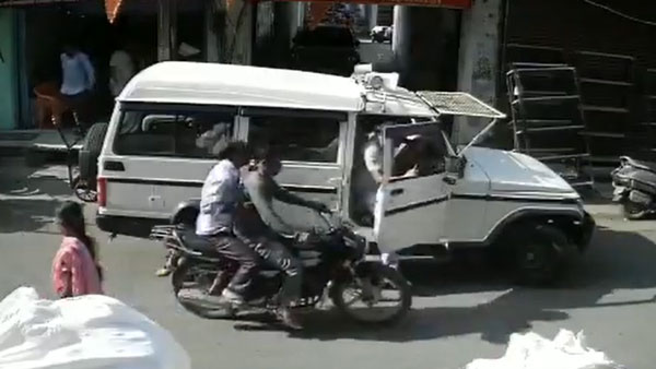 पुलिसकर्मी ने खोला कार का दरवाजा तो बाइकर टकराया, पुलिसकर्मी ने बाइक सवार को पीटा