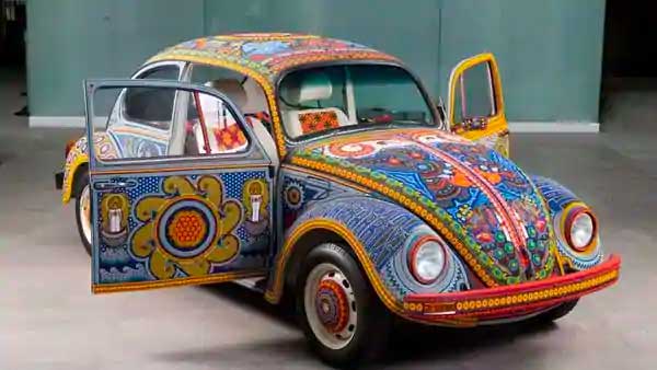 Volkswagen Beetle Decorated: इस फॉक्सवैगन बीटल में बनाई गई है कांच से कलाकृति, देखें तस्वीरें
