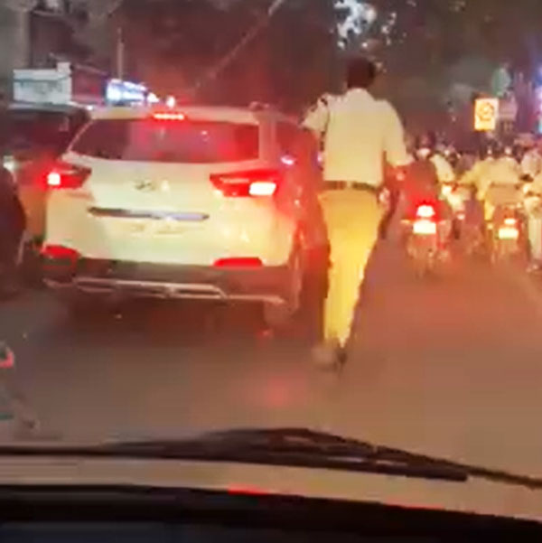 एम्बुलेंस को रास्ता देने के लिए पुलिसकर्मी ने लगाई 2 किमी लंबी दौड़, सोशल मीडिया पर हुआ वायरल