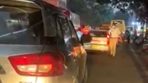 एम्बुलेंस को रास्ता देने के लिए पुलिसकर्मी ने लगाई 2 किमी लंबी दौड़, सोशल मीडिया पर हुआ वायरल