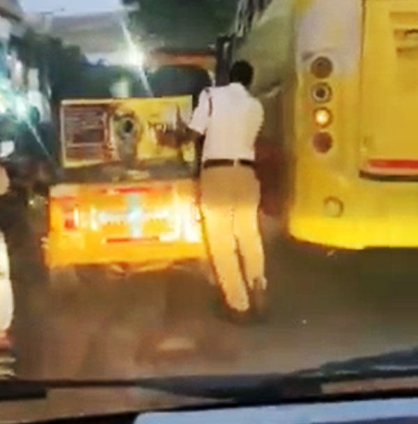 एम्बुलेंस को रास्ता देने के लिए पुलिसकर्मी ने लगाई 2 किमी लंबी दौड़, सोशल मीडिया पर हुआ वायरल