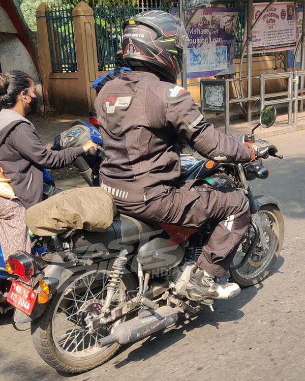 Kawasaki W175 Spied: कावासाकी डब्ल्यू175 टेस्टिंग करते आई नजर, अगले साल हो सकती है लॉन्च