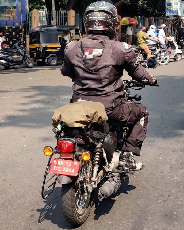 Kawasaki W175 Spied: कावासाकी डब्ल्यू175 टेस्टिंग करते आई नजर, अगले साल हो सकती है लॉन्च