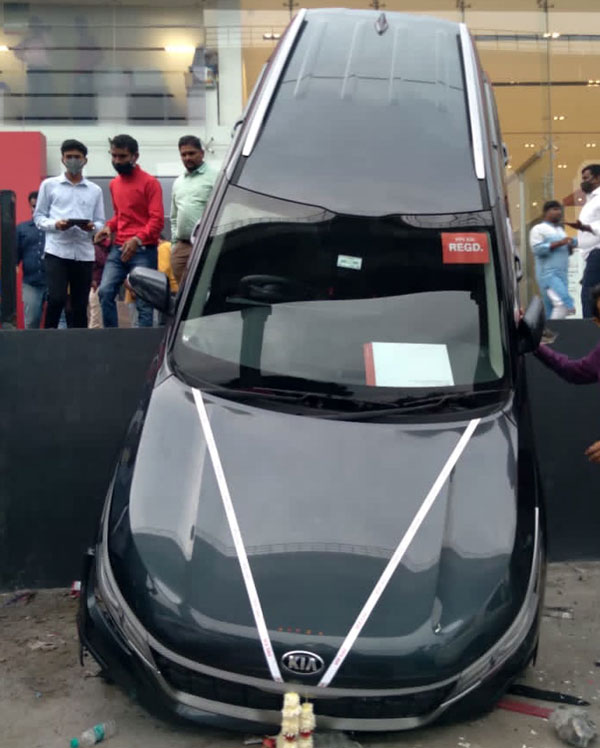 Kia Seltos Crashed Out Of Dealership: किया सेल्टॉस डीलरशिप के बाहर हुई हादसे का शिकार, तस्वीरें
