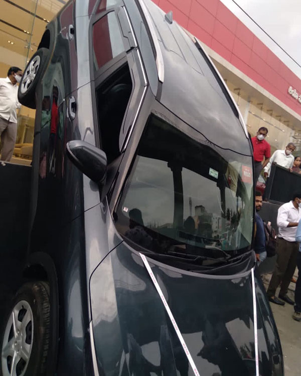 Kia Seltos Crashed Out Of Dealership: किया सेल्टॉस डीलरशिप के बाहर हुई हादसे का शिकार, तस्वीरें