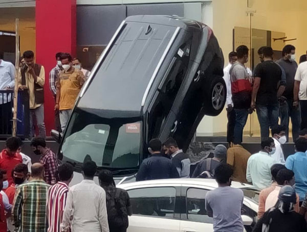 Kia Seltos Crashed Out Of Dealership: किया सेल्टॉस डीलरशिप के बाहर हुई हादसे का शिकार, तस्वीरें