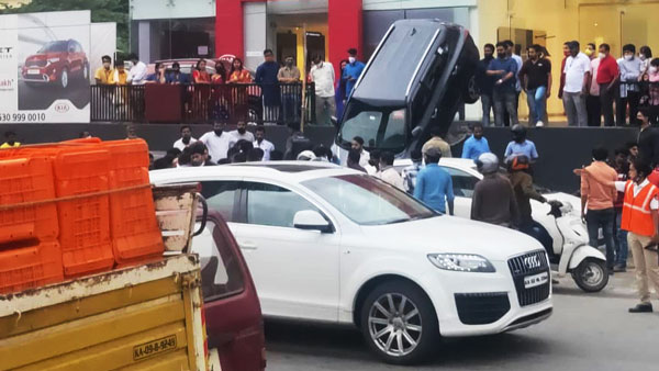 Kia Seltos Crashed Out Of Dealership: किया सेल्टॉस डीलरशिप के बाहर हुई हादसे का शिकार, तस्वीरें