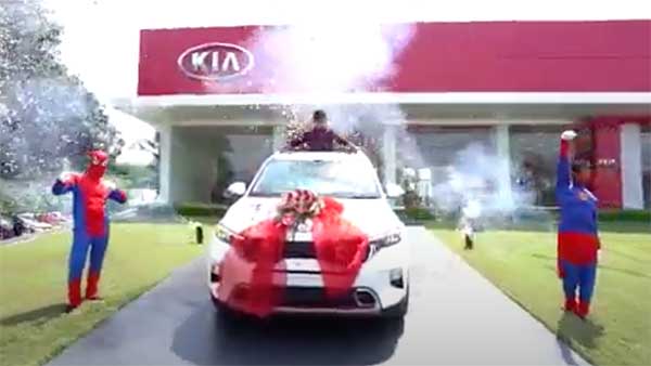 Kia Sonet Delivery With Avenger Theme: किया सॉनेट की डिलीवरी हुई एवेंजर थीम पर, देखें वीडियो