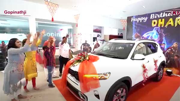 Kia Sonet Delivery With Avenger Theme: किया सॉनेट की डिलीवरी हुई एवेंजर थीम पर, देखें वीडियो