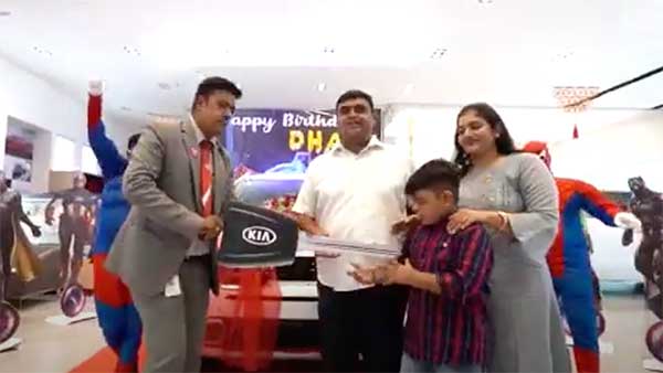 Kia Sonet Delivery With Avenger Theme: किया सॉनेट की डिलीवरी हुई एवेंजर थीम पर, देखें वीडियो