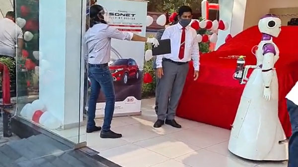 Kia Sonet Delivery Taken By A Robot: रोबोट ने ली किया साॅनेट की डिलीवरी, देखें वीडियो