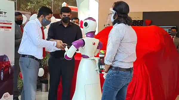 Kia Sonet Delivery Taken By A Robot: रोबोट ने ली किया साॅनेट की डिलीवरी, देखें वीडियो