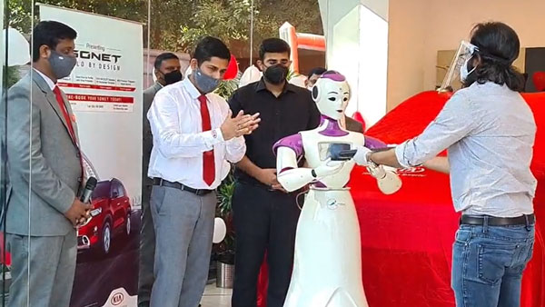 Kia Sonet Delivery Taken By A Robot: रोबोट ने ली किया साॅनेट की डिलीवरी, देखें वीडियो